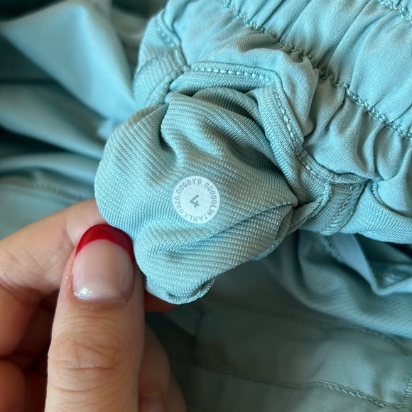 Lululemon Hotty Hot LR (low rise) Short 4" SIZE 4 HAZY JADE (DISCONTINUED COLOR) - Picture 6 of 7